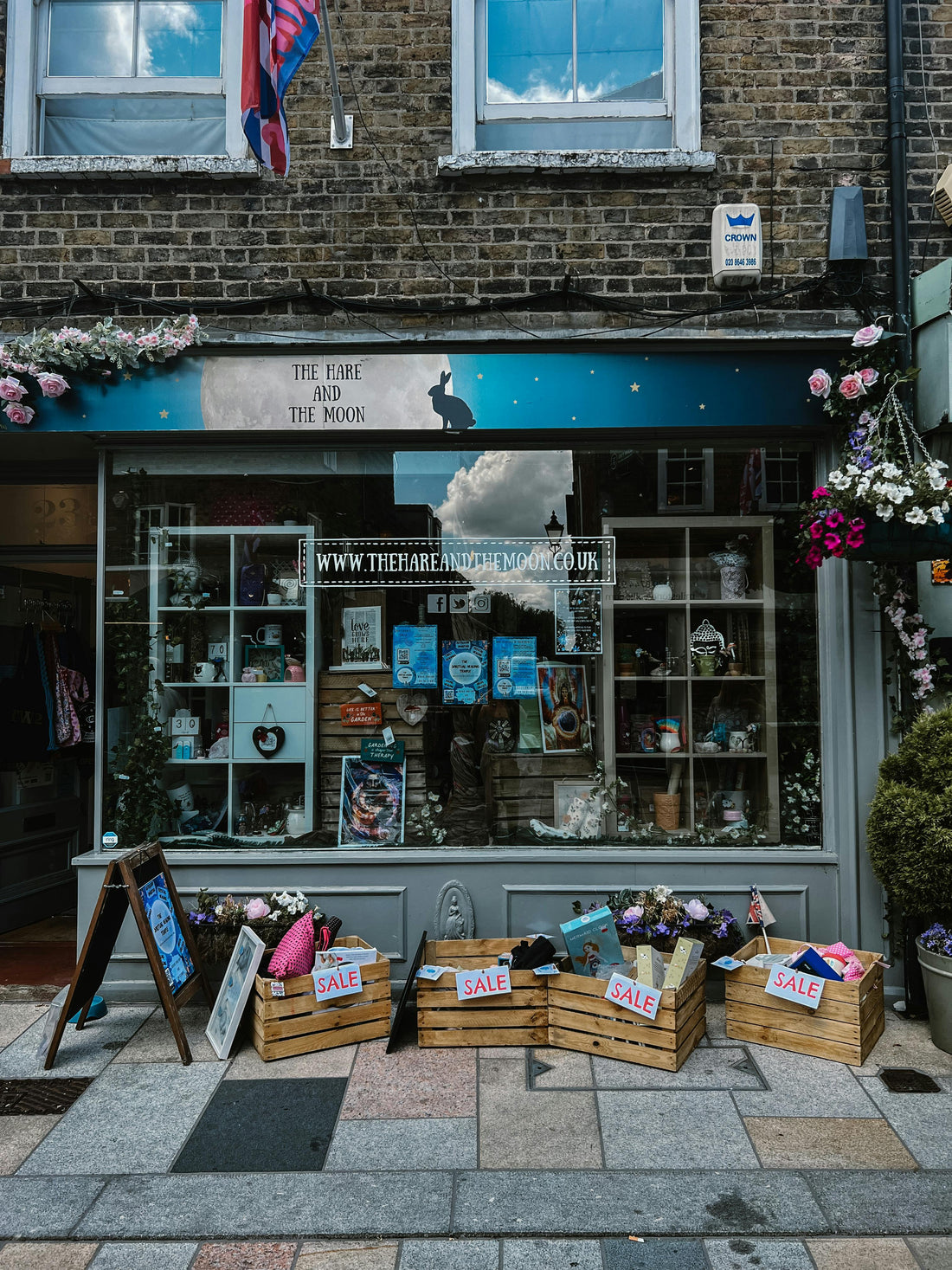 Calendar showing best months to buy bedroom furniture with sale dates and discount percentages for 2026