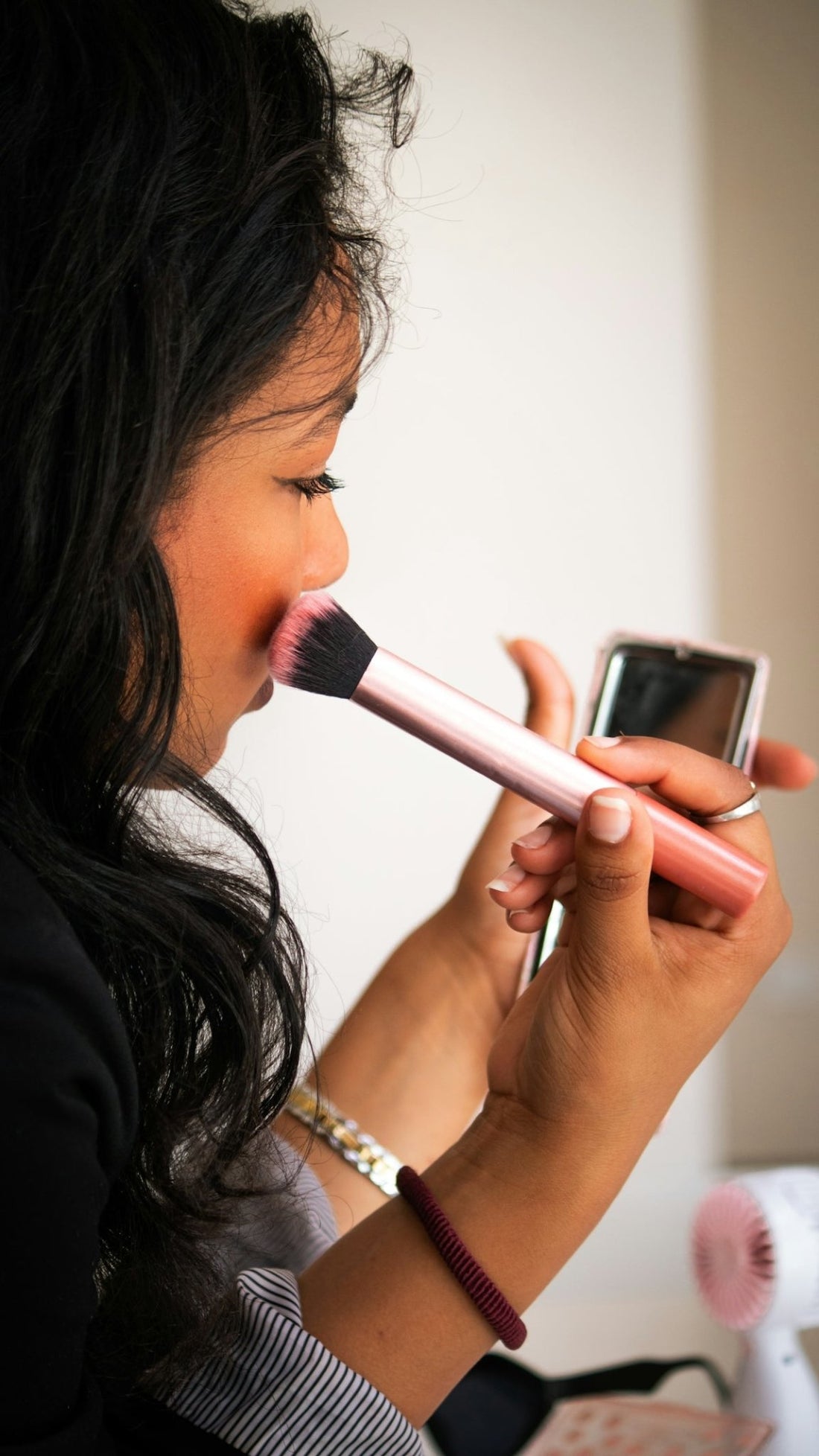 10 Essential Items You Need for an Ideal Makeup Vanity - Vektaya