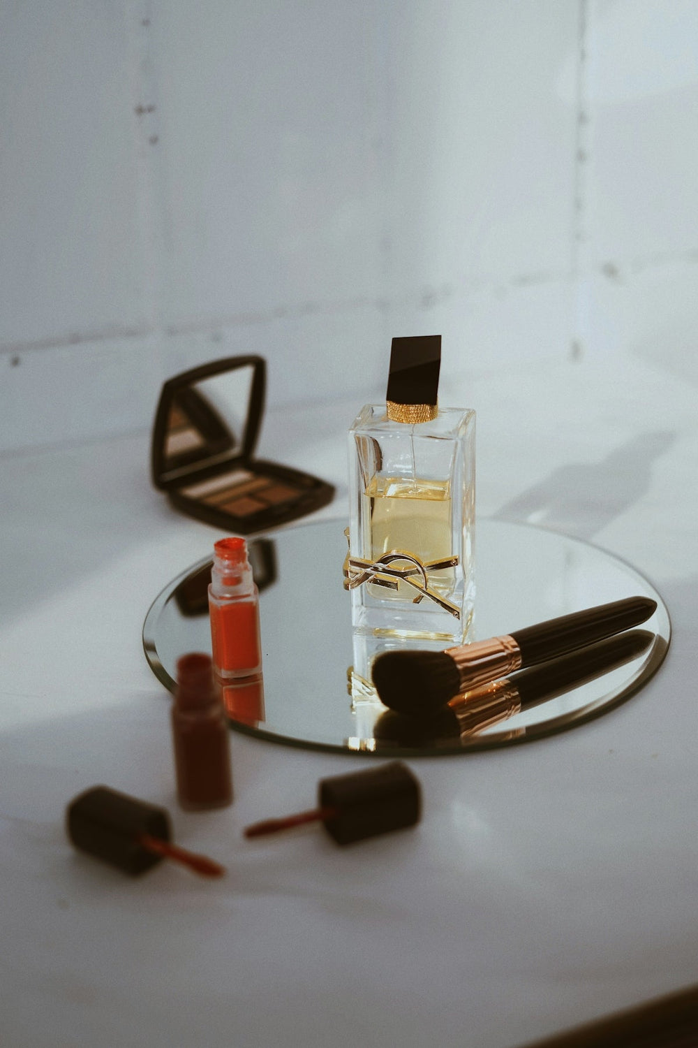 Breaking Down the Importance of Lighting in Makeup Vanities - Vektaya