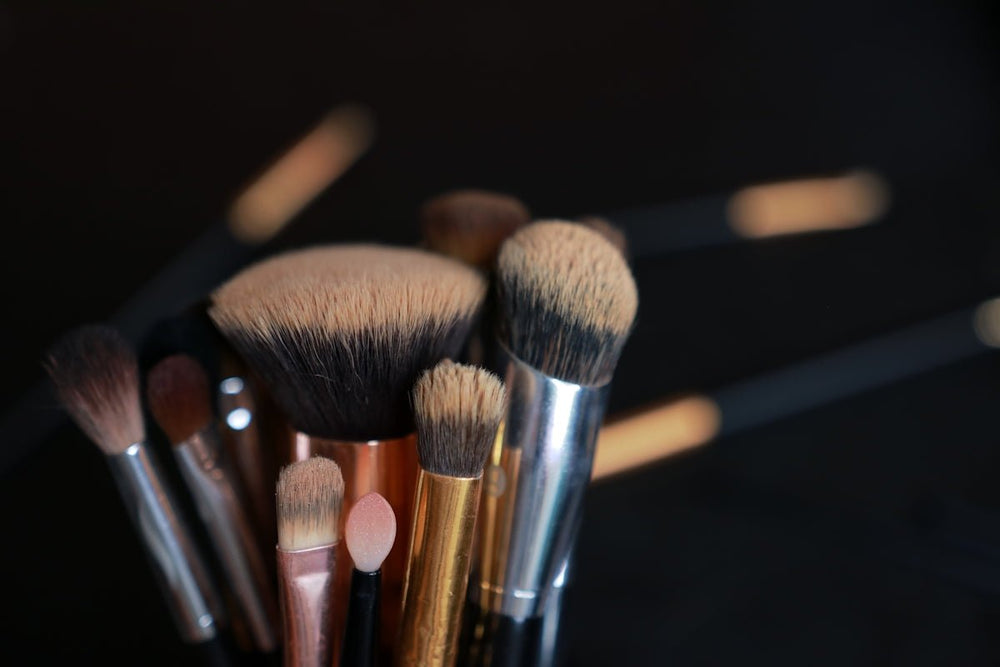 Comparing Various Lighting Options for Makeup Vanity Perfection - Vektaya