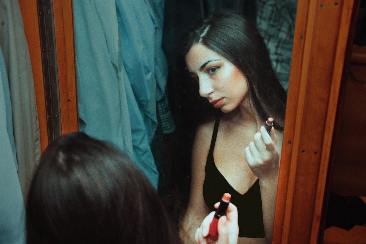 Exploring Makeup Vanity Transitions Across Decades - Vektaya