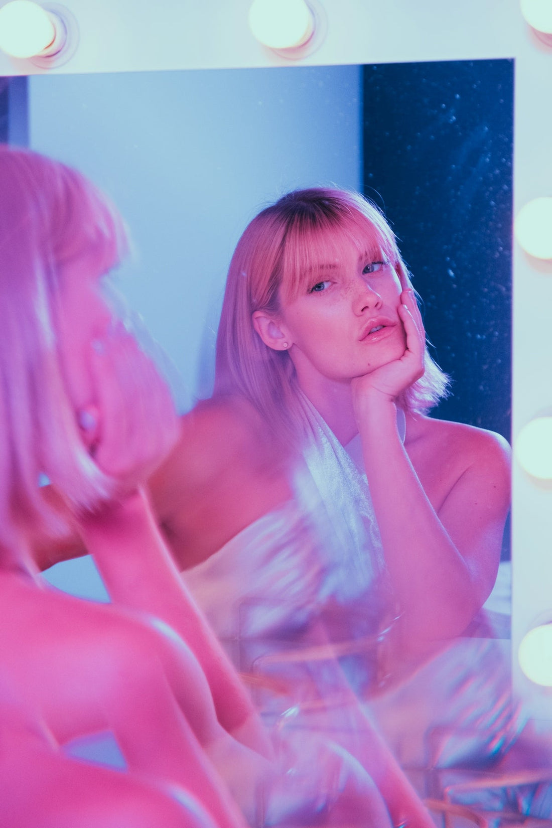 How to Choose Optimal Lighting for Your Makeup Vanity - Vektaya