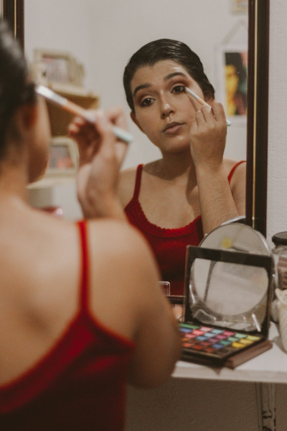 How to Choose the Right Mirror for Your Makeup Vanity - Vektaya