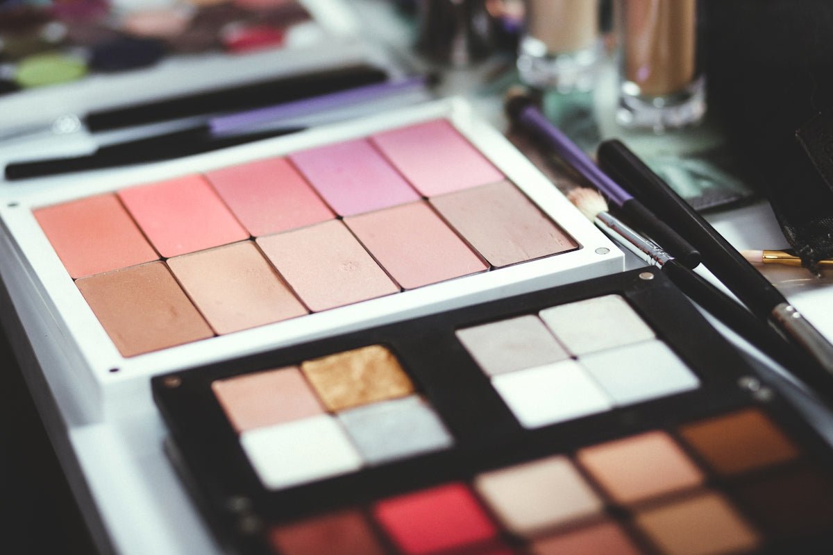 Must-Have Beauty Tools for an Exceptional Makeup Vanity - Vektaya