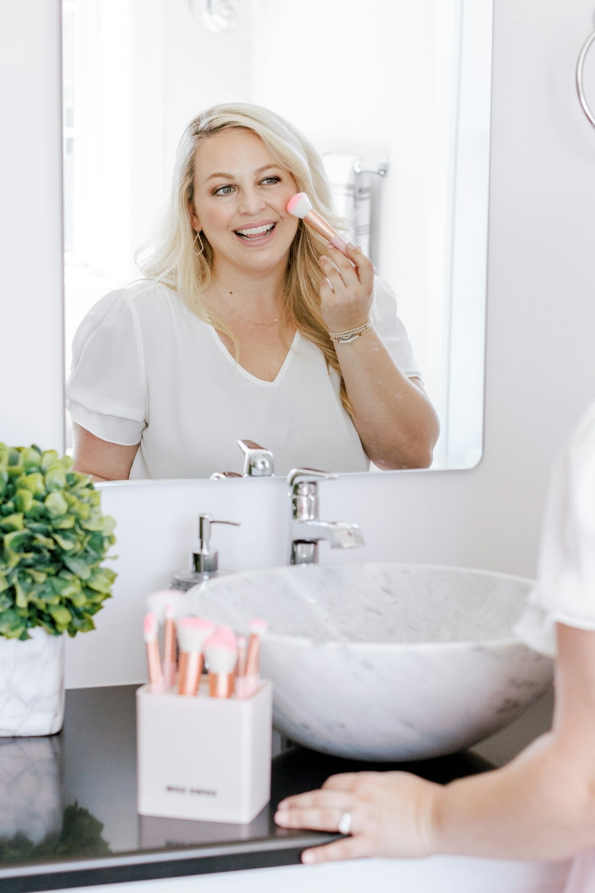 The Impact of Vanity Materials on Makeup Application and Storage - Vektaya