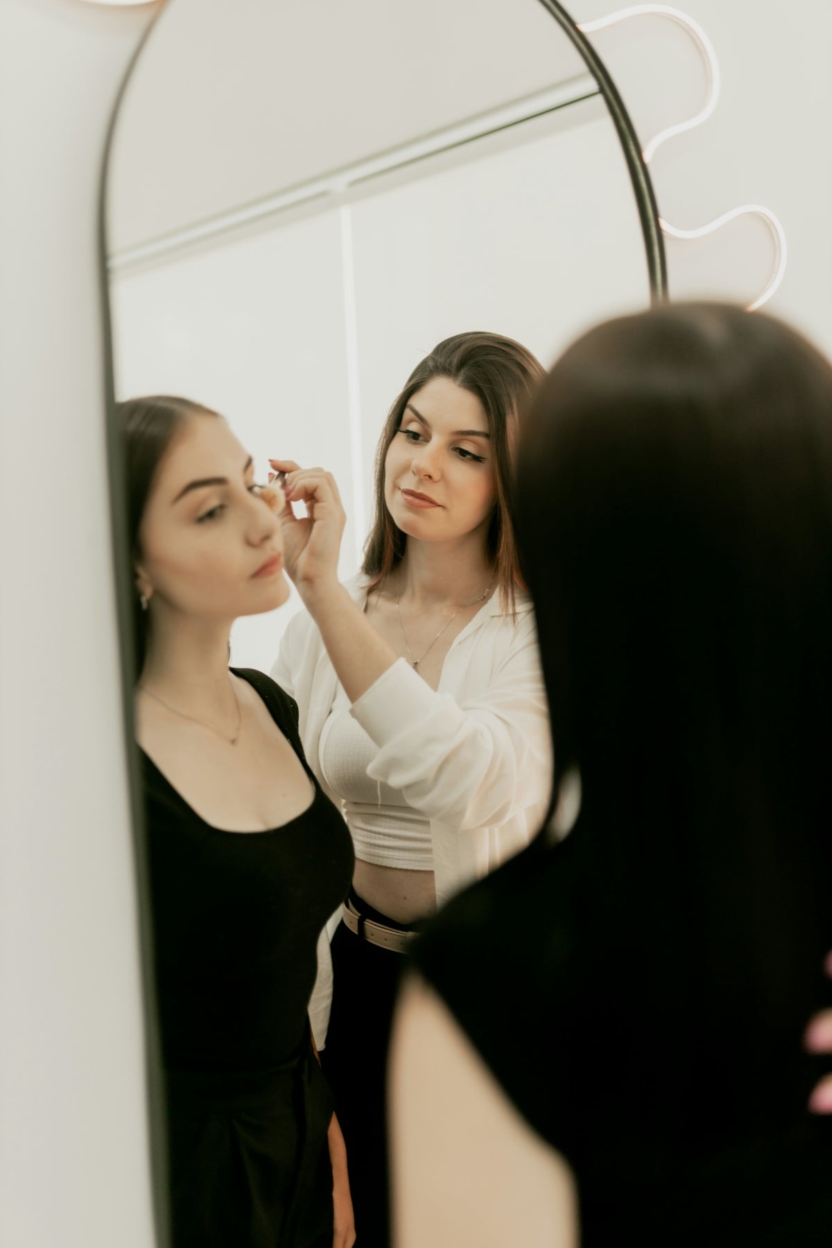 The Role of Storage Solutions in Efficient Makeup Vanities - Vektaya