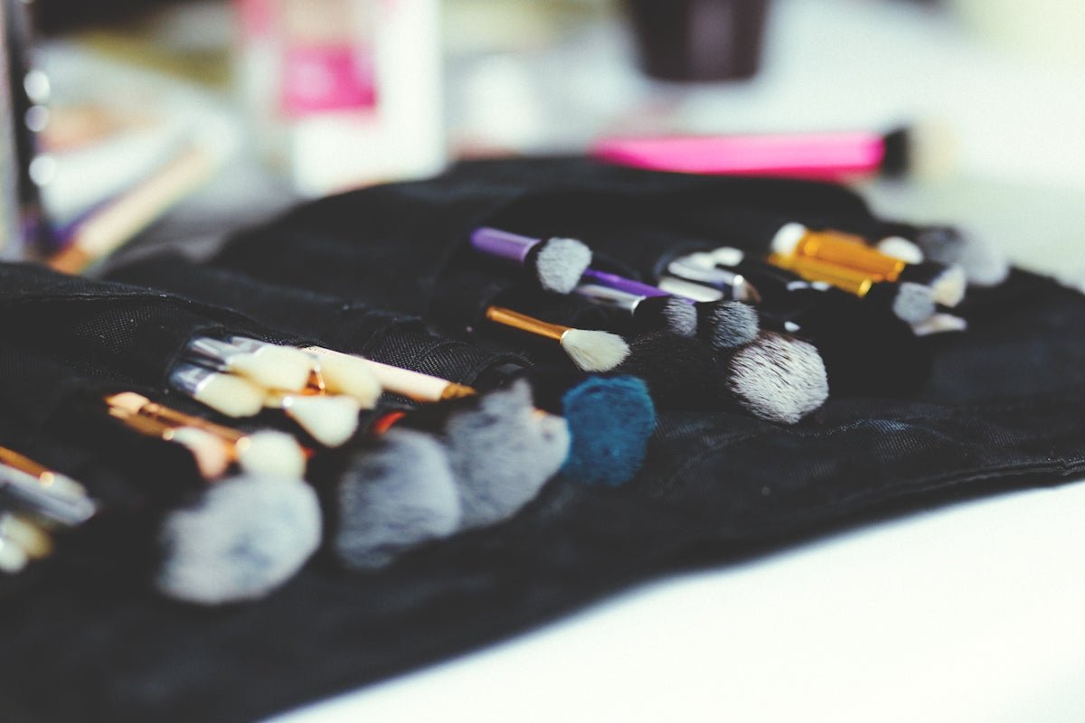 Time-Saving Tips to Keep Your Makeup Vanity Tidy - Vektaya